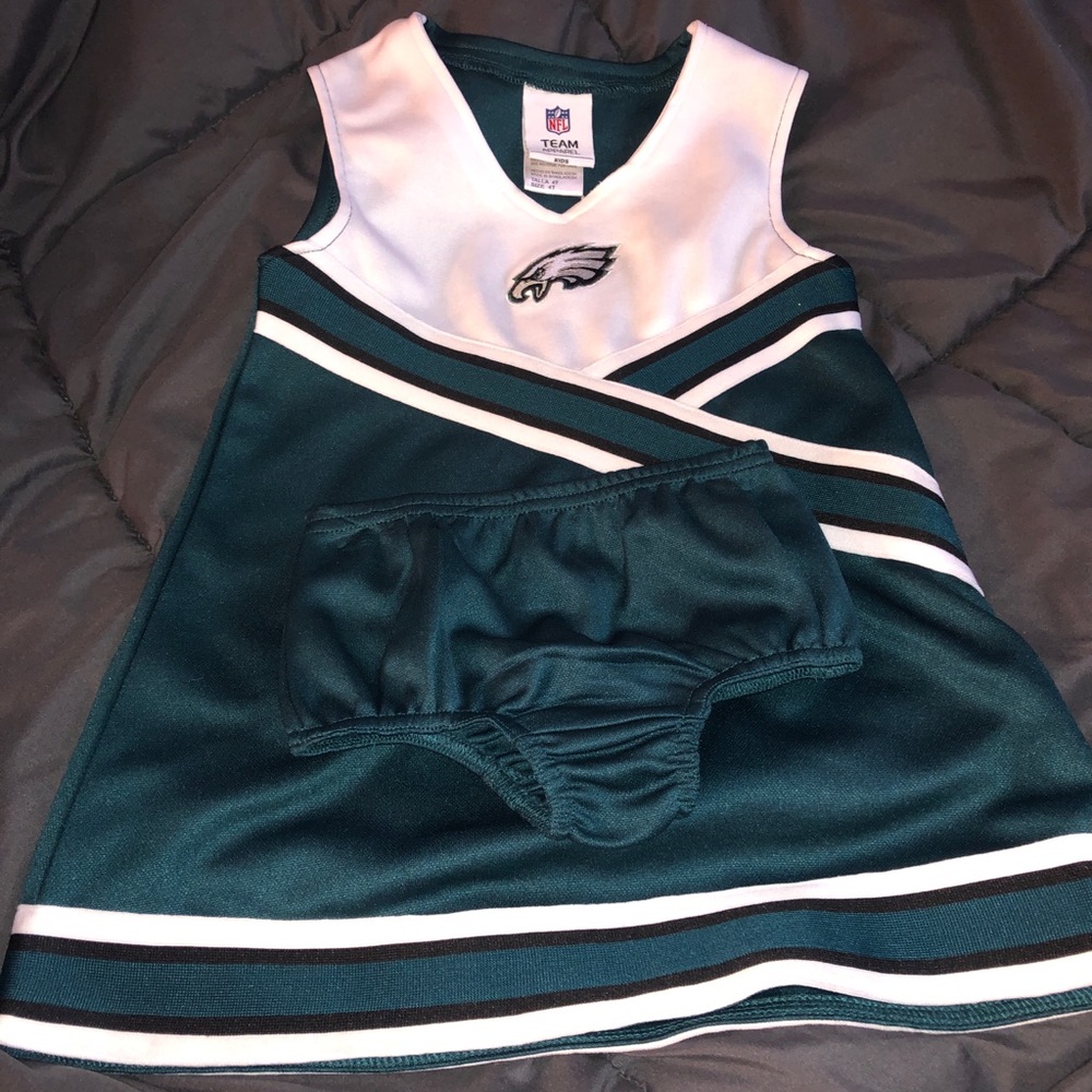 SOLD 🥳🥳 Eagles Cheerleading Outfit 4T